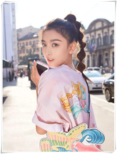 别老披头散发了，春季最流行的4种编发，展现知性美