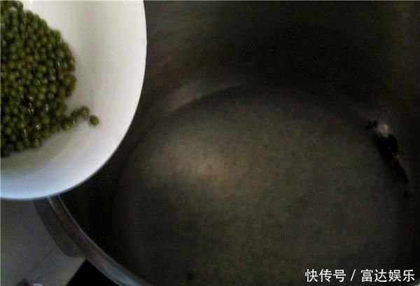 炖银耳汤直接放糖就大错特错了多加这“1步”,银耳羹清甜粘稠