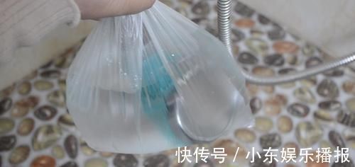 塑料袋|淋浴喷头堵了不用怕,学会这诀窍,只需一个塑料袋就能轻松解决