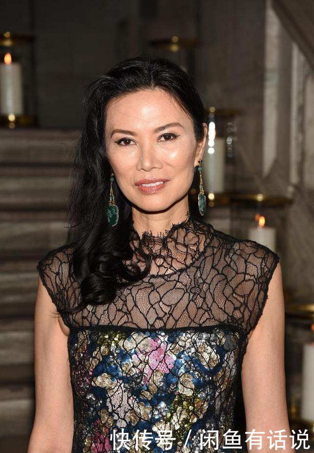 tips|邓文迪罕见换发型,烫微卷发好显年轻,配“露背礼服”哪像52岁