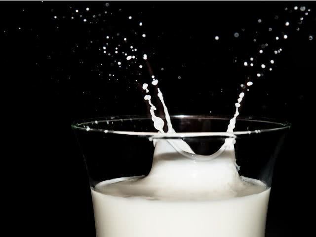 牛奶|每天喝牛奶的人,与每天不喝牛奶的人,20年后会有哪些区别