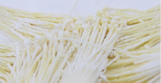 金针菇|1把金针菇,2个鸡蛋,厨师长的这种做法,吃一次就忘不掉