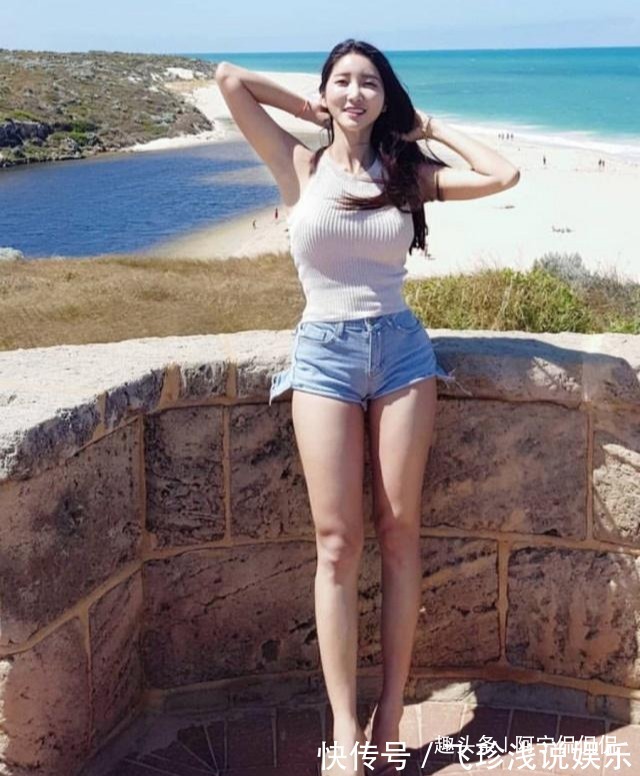 百搭 牛仔裤与打底衫的美搭,总能展现女孩的青春活力