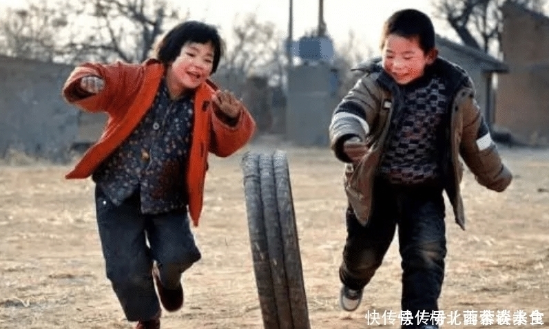 回到老家|双胞胎宝宝分开养,城里妈妈带的还不会走,乡下奶奶带的撵着鸡跑