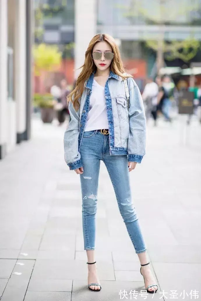 小姐姐 美女街拍:女人搭配高跟鞋,显得时尚又充满魅力