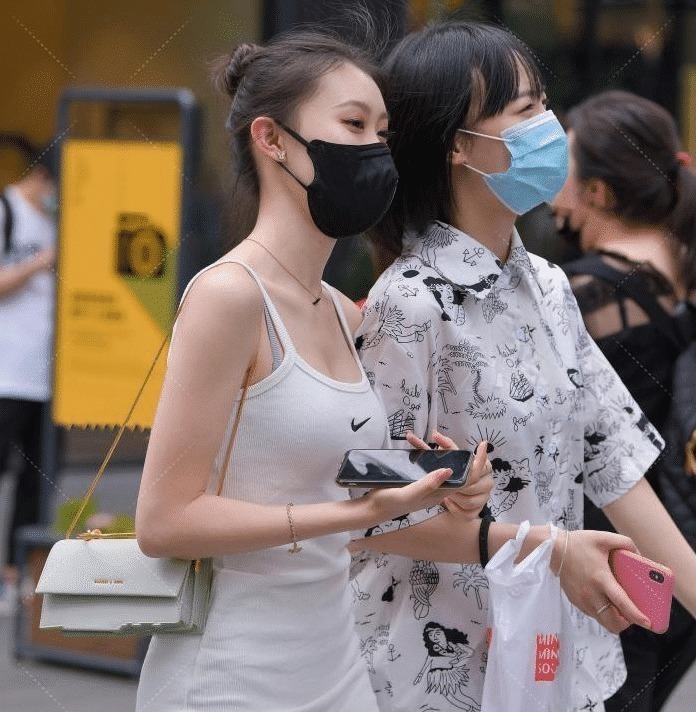 街拍不符合潮流的衣服，它一点都不挑人，宽胖体型也可以穿