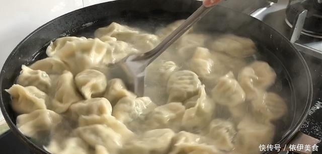 加盐|煮饺子，水开下锅就大错特错了！如此煮才正确，饺子鲜味足不破皮