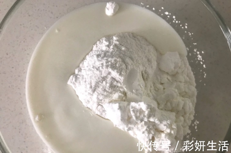 葡萄干|非常简单的小点心，酸奶糯米糕，甜而不腻，吃了还想吃