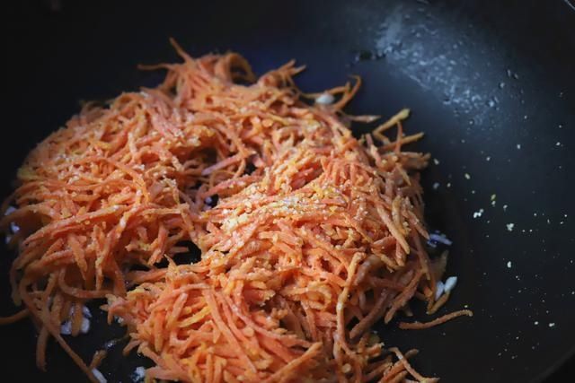 软香|跟妈妈学了个胡萝卜的新吃法,软香不上火,头一次做就成功了