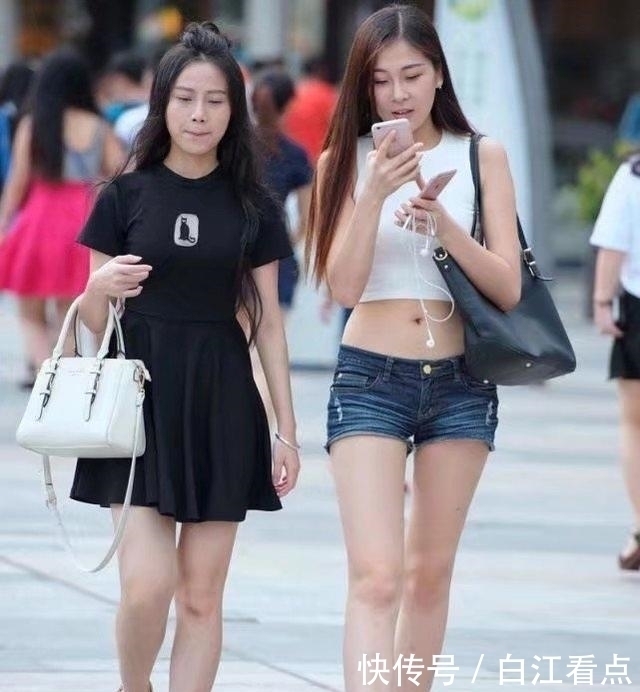 身穿V领紧身连衣裙的小姐姐,丰腴身材完美的诠释了,你心动吗