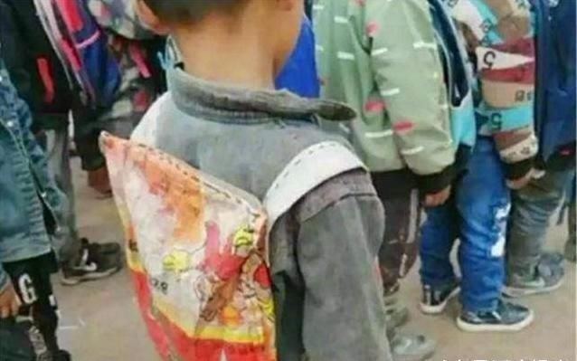 小学生|小学生放学，孩子背“麻袋”当书包，站在队伍外不敢靠近惹人心疼