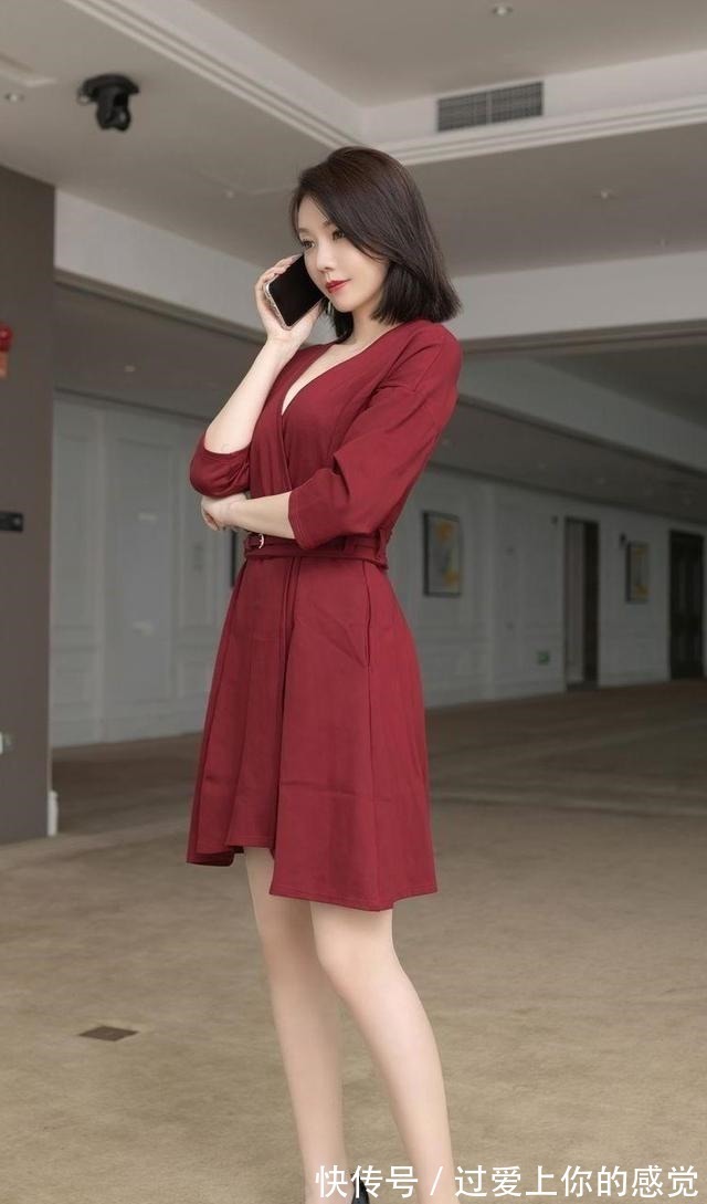 高跟鞋 枣红色连衣裙搭配黑色高跟鞋,让女性尽情展现自己的美!