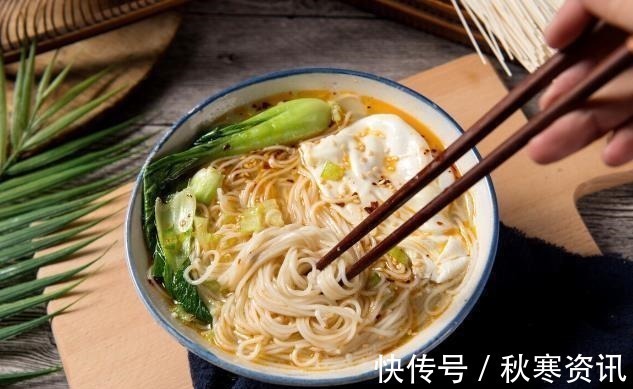 方便面|糖尿病医生别只知道少吃甜的,3种咸食物也少吃,以免血糖升高