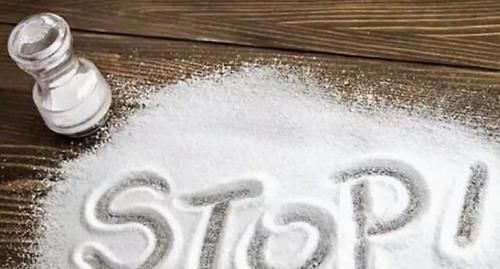 控制血压|高血压的人,在喝水上应注意什么?牢记2点,或可稳定控制血压