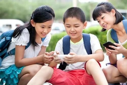 一副搞笑漫画告诉你小孩子为什么看手机会上瘾？