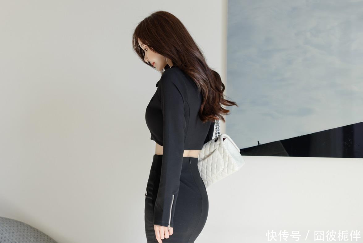 炫黑长袖小开衫,搭配高腰修身包臀裙,展现孙允珠不一般的魅力