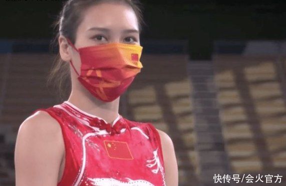 大长腿|蹦床女神刘灵玲晒日常，穿背心短裤在床上拉伸，肌肉紧实四肢有力