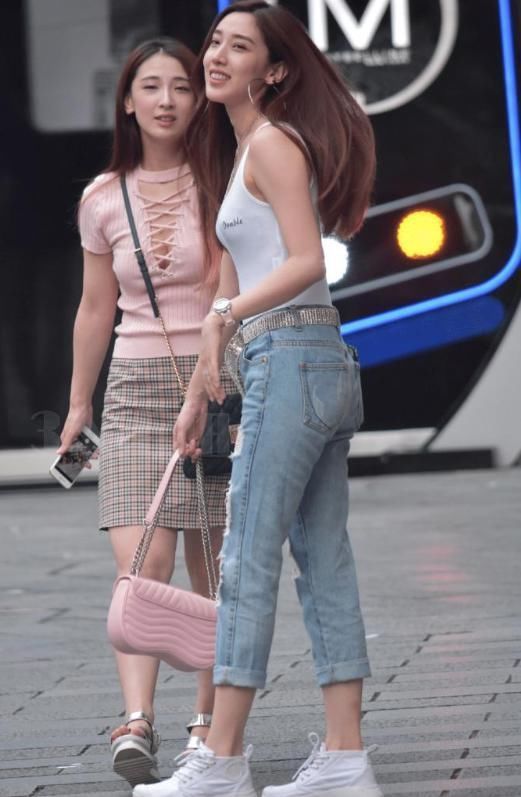 街拍两个妹子逛街,你们会给他们打几分