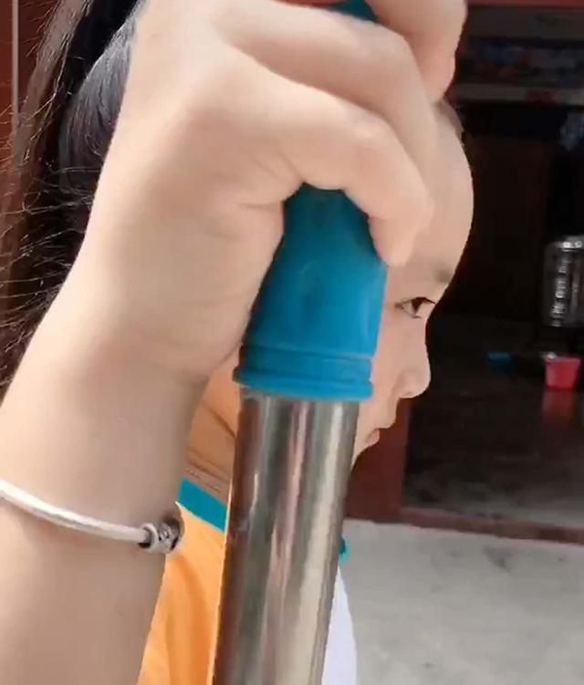 弟弟|弟弟中午不回家吃饭,姐姐扛拖把追打弟弟3条街,气势逼人惹人笑