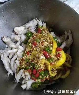 超级好吃的“香辣蒜香凉拌爽脆鸡脚”是怎么做的详细教程在这里!