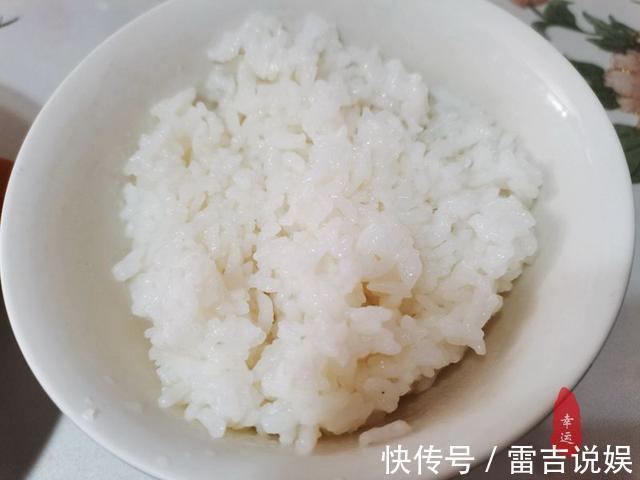 西红柿|老两口的晚餐最爱啃鸡爪，色泽红润鸡肉软烂，十分入味又好吃