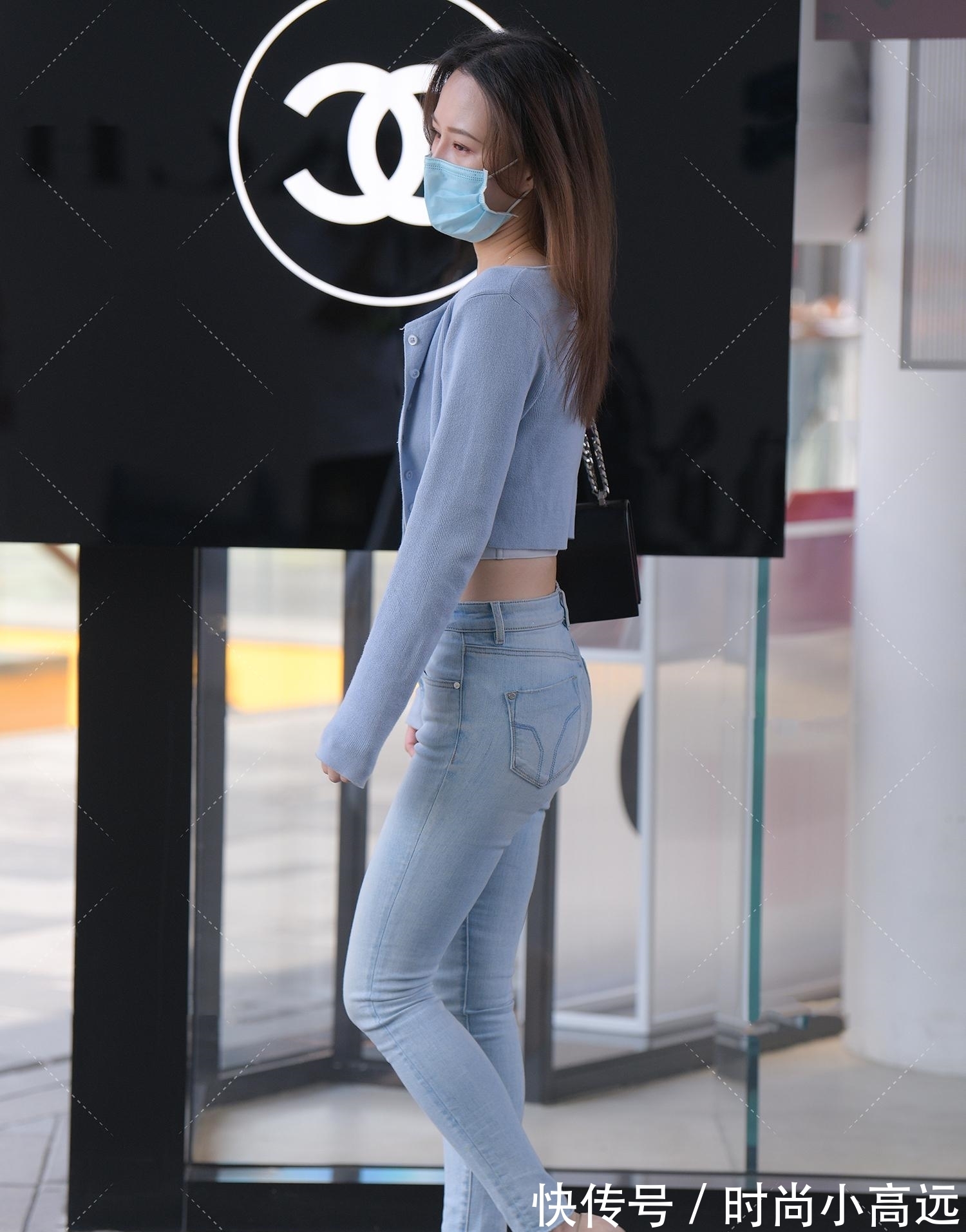 肚脐装 “运动风”上衣搭配外套走肚脐装,浅蓝色牛仔裤和高跟鞋“经典不过时”