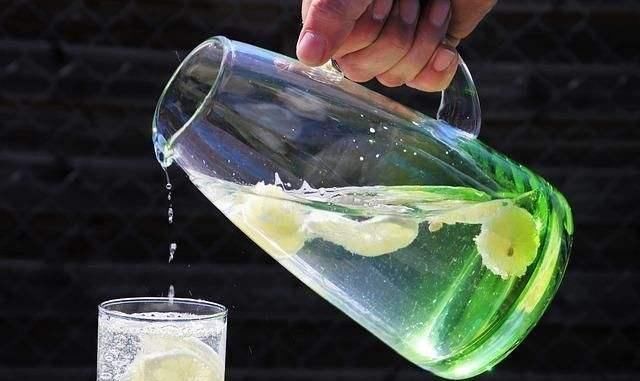 热量|经常喝柠檬水可以瘦身?营养师辟谣:2种水都起不到“减肥效果”