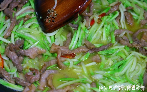 吃法|别只会做糊塌子了,西葫芦换个吃法,几分钟上桌,分分钟光盘