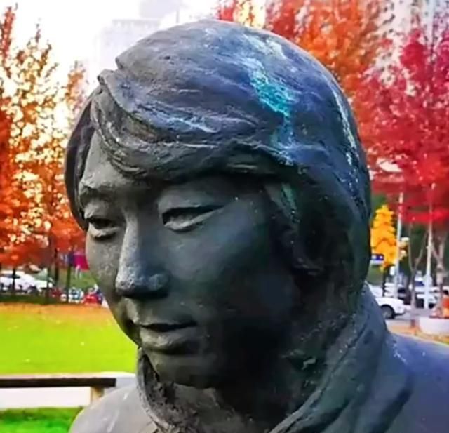 李铁|执教国足毁掉名声，李铁雕像被愤怒球迷泼漆，02世界杯英雄遭羞辱