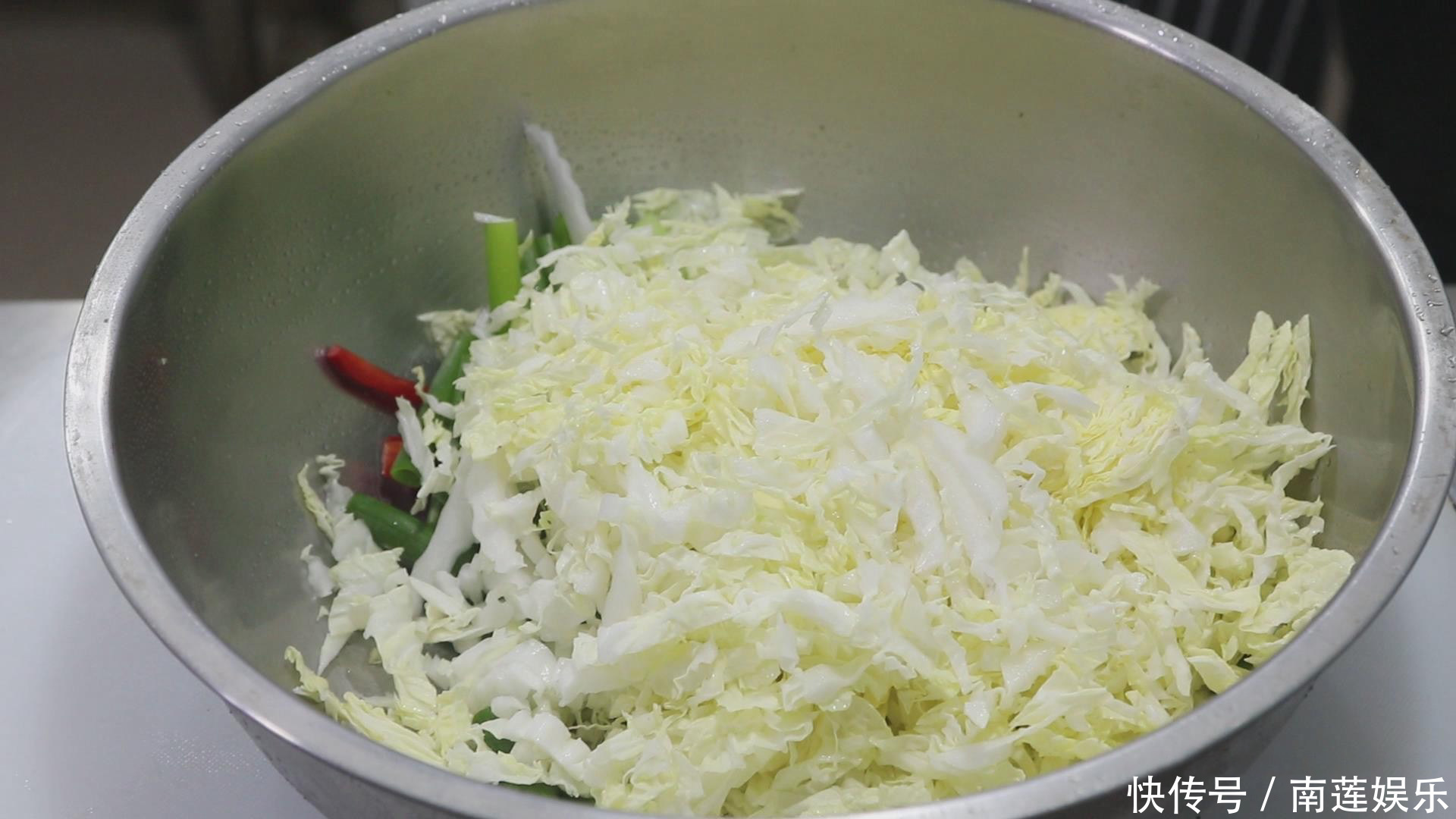 大厨教你“凉拌白菜心”做法,清脆爽口,酸爽开胃,非常适合下酒