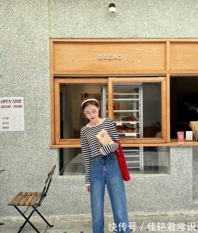 条纹 日系风格才是女性最爱的针织开衫搭配黑色长裤，确实很时髦！