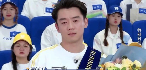 b郑恺获纯金全勤奖,有谁注意李晨和baby的表情,真的一言难尽