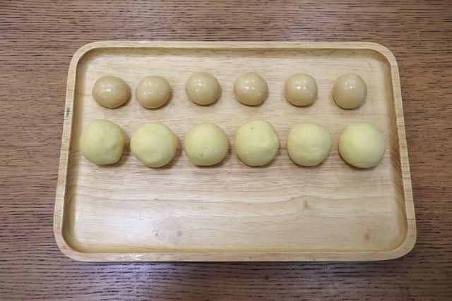 美味|黑芝麻酱绿豆沙月饼还真好吃，说啥也得试一试，歪打正着的美味