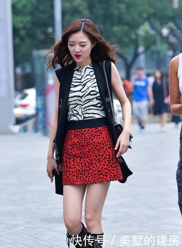 动物|白斑马纹搭配红豹纹半身裙,美女用动物纹凸显个性魅力