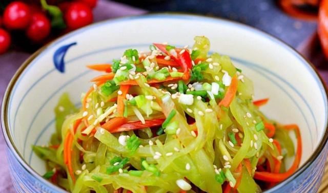 凉拌莴笋有人先焯水有人直接拌，其实都不对，这样做才好吃