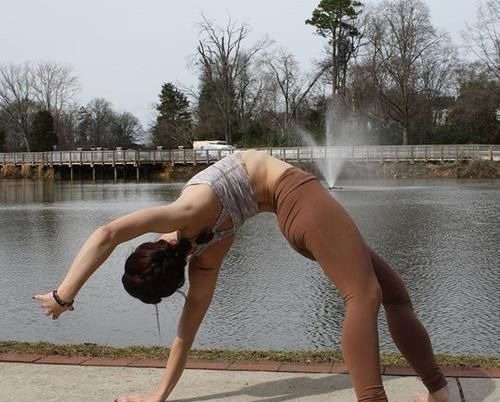 姿势|你的腰部有多灵活？能做到她的一半就算厉害了