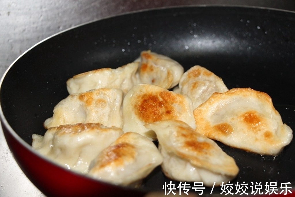 煎水饺时，万万别只会放油，只需多加一点它，饺子又酥又香