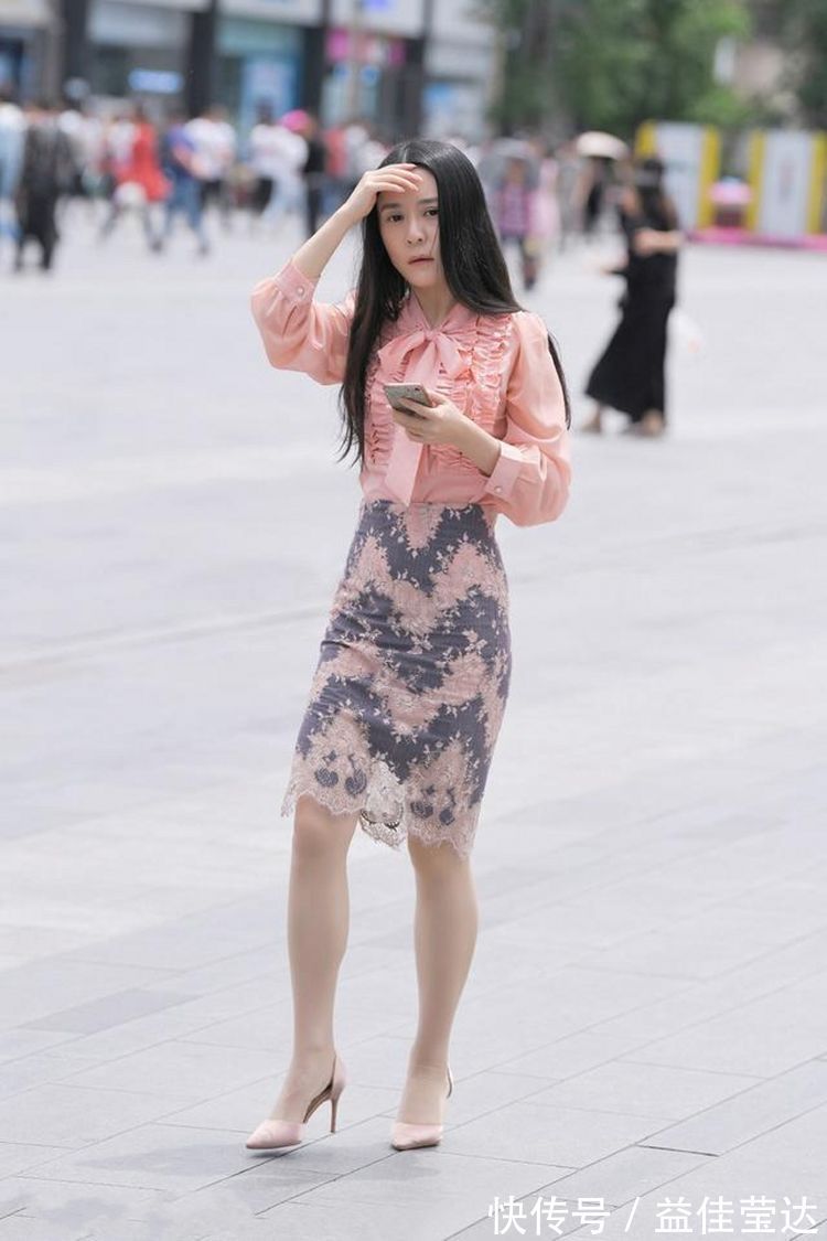 气场|街拍:职场女性搭配高跟鞋,气场时尚更有魅力