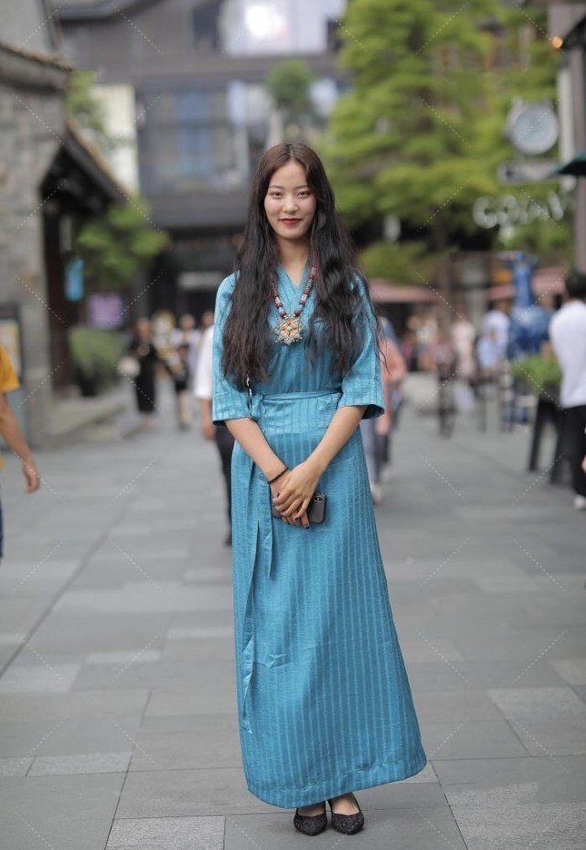 古风|蓝色裹身裙看着像袈裟,材质的选择更是古风,装饰高跟鞋都很复古