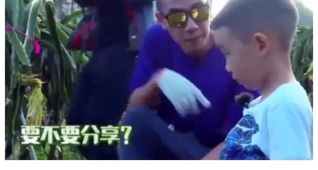 小春|陈小春小丑装VS Jasper吃火龙果,场面太美,哈哈哈哈哈笑不活了