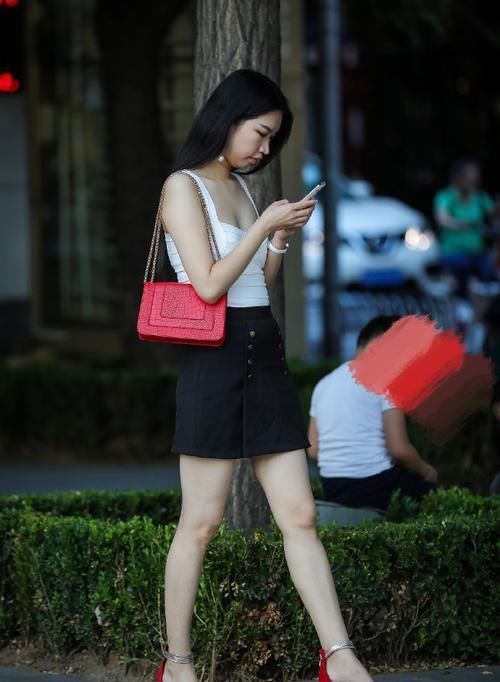 一位特别会穿的姐姐,吊带衫加短裙也够美,可脚上的“铁环”是什么鬼