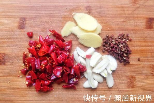 酸菜鱼极简版做法,去掉鱼皮才不腥,腌15分钟更滑嫩