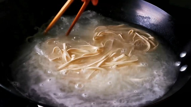 煮面条时,开水下锅就错了,教你一招,面条爽滑劲道,真好吃