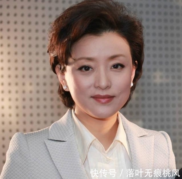 知性|知性女神杨澜戴翡翠手镯高贵大方!万种风情于纤细手腕中尽数体现