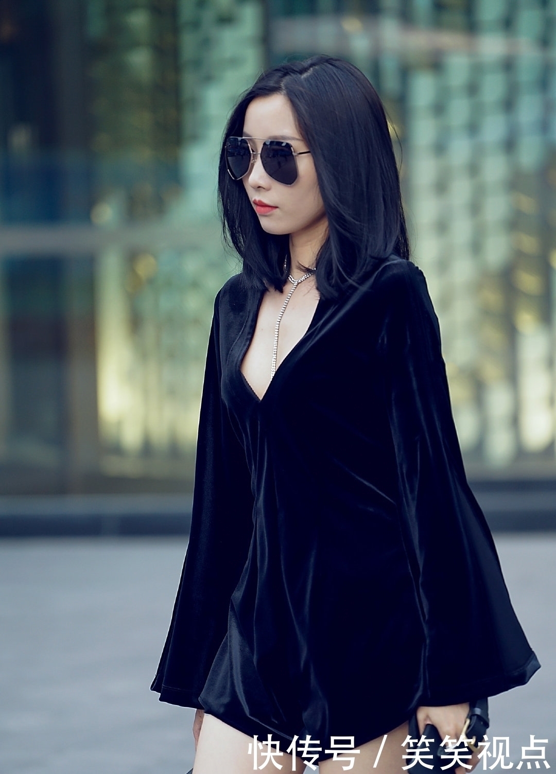 上衣|街拍:吊带蕾丝上衣搭配一副墨镜气场十足,十分具有时尚玩味气息