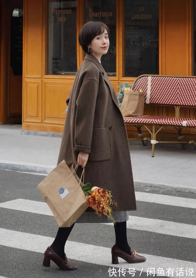中年女人 过完一半冬天才发现:中年女人穿大衣时,还是配“半裙”最显气质
