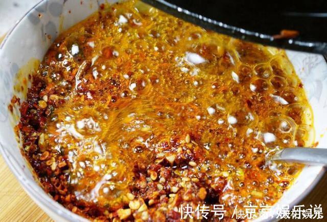 饭店|饭店里的“辣椒油”为什么那么香,多加3样,拌什么都好吃!