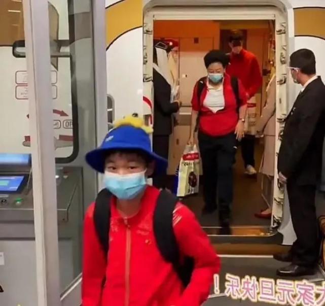 中国跳水队|边走路边玩手机!全红婵推大箱子萌翻网友,红姐抬头一脸惊讶表情