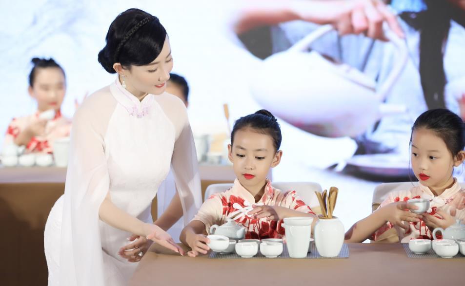 动作|高情商的妈妈一个动作透露出:孩子有没有教养,从父母就能看出来