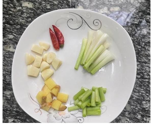 葱绿段|无鱼不成宴，教你制作台州家烧小黄鱼，味道鲜美，家宴必备。